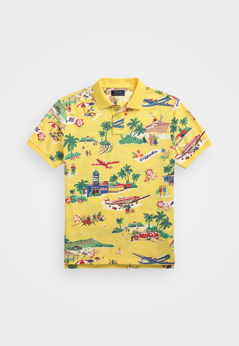 Žlté polo tričko s tropickým vzorom, ktoré obsahuje palmy, lietadlá a plážové scény. Materiál vyzerá hladko; golier a gombíky sú viditeľné.