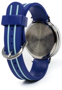 Bracelet de montre en silicone bleu avec des rayures bleu clair, dos en acier inoxydable. Il dispose d'une fermeture à boucle et de détails de marque en relief. Résistant à l'eau.