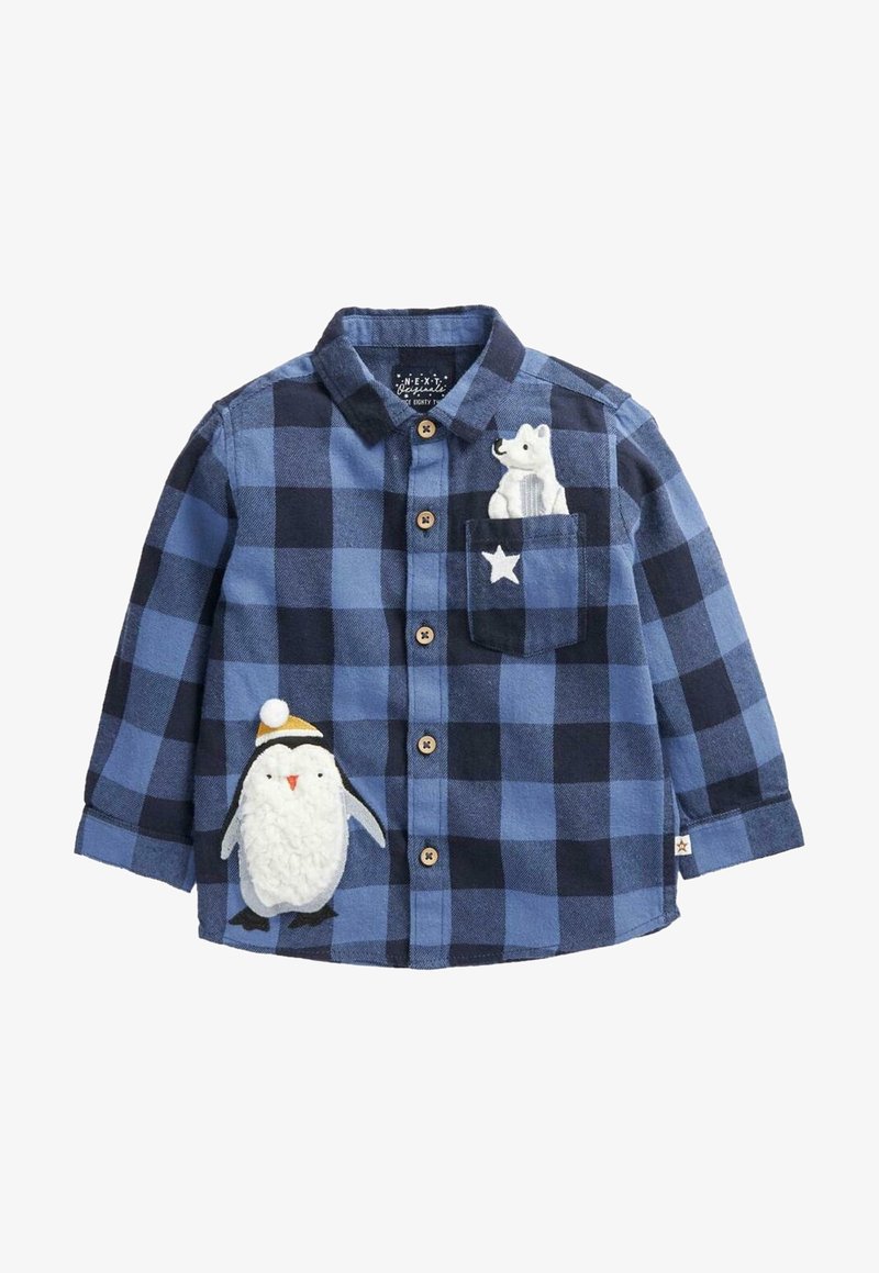 Chemise à carreaux bleue et marine à manches longues avec boutons en bois, appliqué pingouin en bas et appliqué ours polaire sur la poche poitrine.