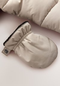 Kahvat puffer-mittensit elastisilla hihansuilla ja mustalla fleece-vuorella. Metallinen nappidetaili yhdellä puolella. Sileä, eristetty kangastuntuma.