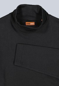 Schwarzes Rollkragenoberteil aus glattem, dehnbarem Stoff. Mit einem hohen Hals und langen Ärmeln, versehen mit einem orangefarbenen Etikett "emilio adani".