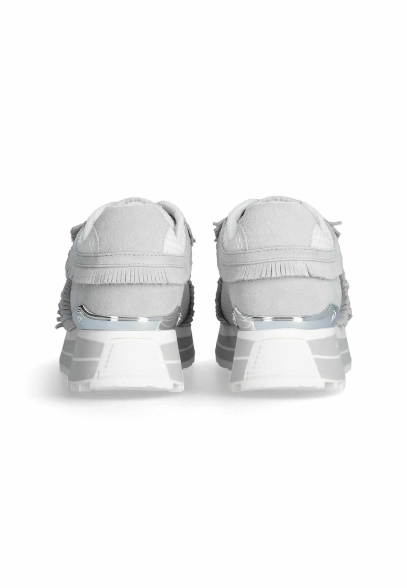 Graue Sportschuhe mit einem Obermaterial aus Wildleder, Fransen Details und einer transparenten, gerippten Sohle mit silbernen Akzenten an der Ferse.