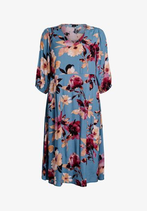 Vestito floreale in tessuto blu con grandi fiori rosa, rossi e crema. Scollo a V con maniche a tre quarti e vestibilità comoda.