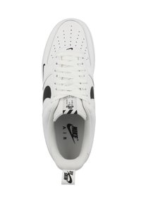 Sneaker bianco in pelle con accenti neri, punta perforata, lacci piatti e collo imbottito; presenta una soletta e un tab di tallone con marchio.