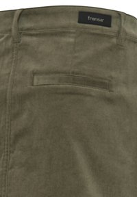Arrière d’un pantalon vert olive avec une seule poche passepoilée et une étiquette noire cousue à la taille indiquant "fransa".