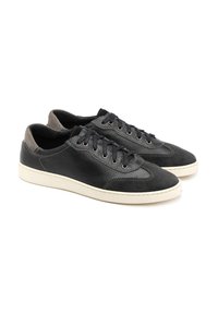 Baskets en cuir noir avec une surface texturée, des accents en daim, un bout rond et une semelle plate en caoutchouc blanc. Comprend des œillets métalliques et des lacets.