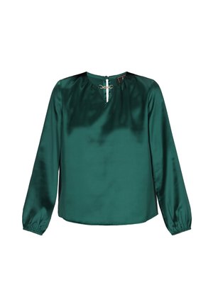 Zielona satynowa bluzka z długim rękawem o dekolcie w kształcie łezki, z delikatnym marszczeniem, posiadająca elastyczne mankiety i prosty dół.