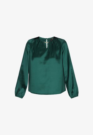 Zielona satynowa bluzka z długim rękawem o dekolcie w kształcie łezki, z delikatnym marszczeniem, posiadająca elastyczne mankiety i prosty dół.