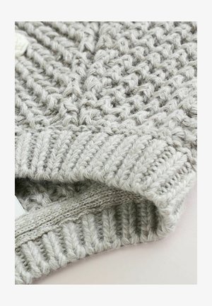 Gorro de punto gris claro con un patrón texturizado y bordes acanalados. Hecho de hilo suave, mostrando detalles de tejido intrincados.