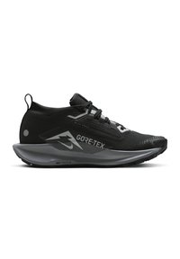 Zwarte trailrunning schoenen hebben een ademende Gore-Tex bovenkant, gestructureerde details, grijze accenten en een gevoerde React-zool voor comfort.