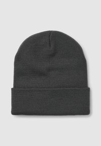 Czapka dziana w ciemnoszarym kolorze, z podwinięciem, miękką fakturą i bezszwowym wzorem; odpowiednia do codziennego noszenia zimą.