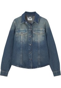 Chaqueta de denim con un degradado de claro a oscuro, botones metálicos, dos bolsillos en el pecho y mangas largas con costuras cosidas.
