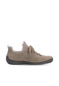 Baskets basses taupe décontractées avec lacets beige, semelle noire et col rembourré à carreaux, montrées de profil sur fond blanc.