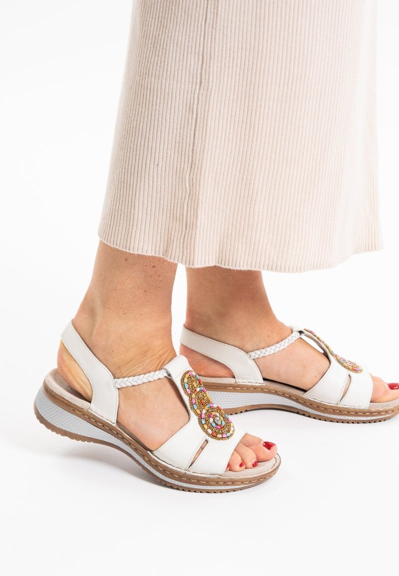 Weiße Sandalen mit geflochtenen Akzenten und bunten Perlenverzierungen. Verfügt über eine gepolsterte Sohle und ein offenes Zehendesign.