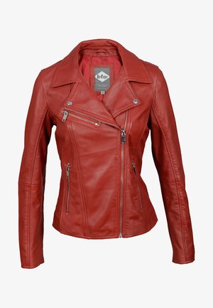 Rote Leder-Motorradjacke mit asymmetrischem Reißverschluss, silbernen Beschlägen, langen Ärmeln und taillierter Silhouette. Glatte Textur und minimalistische Details.