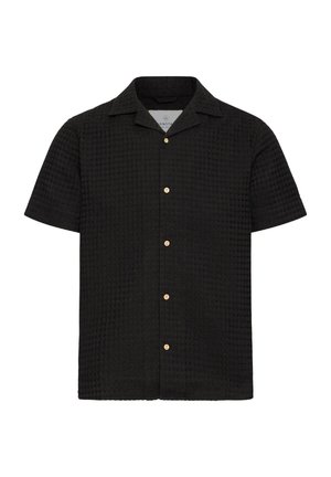 Černé tričko s krátkým rukávem vyrobené z texturované látky, s knoflíkovou přední částí, vystřiženým límečkem a světlými knoflíky.