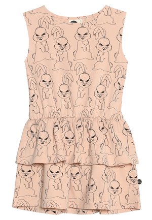 Mouwloze lichtroze jurk met een getailleerde taille en zwarte omtrek tekeningen van konijnen met een boze uitdrukking overal op de stof.