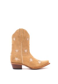 Hellbrauner Cowboy-Stiefel aus Wildleder mit sternförmigen Ausschnitten, spitzer Zehe und niedrigem gestapeltem Holzabsatz vor weißem Hintergrund.