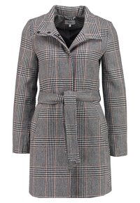 Cappotto a quadri con colletto, maniche lunghe, una cintura in vita e foderato internamente di nero. I colori includono nero, bianco e accenti di rosso.