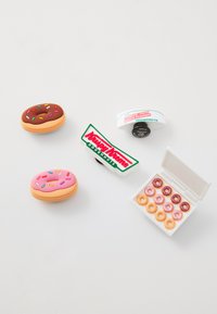 Donitsi muotoiset asusteet: suklaadonitsi, jossa on strösseliä, vaaleanpunainen donitsi, Krispy Kreme -logo ja valkoinen mini-donitsilaatikko.