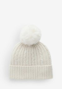 Gorro de punto blanco con un patrón acanalado y un gran pompón esponjoso en la parte superior. El material parece suave y texturizado.