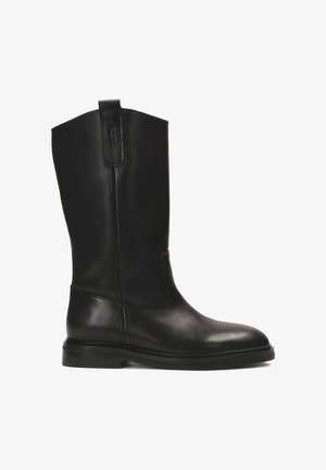 Juodos odinės iki kelių aulinės su lygiu paviršiumi, apvali nosis ir vilkimo juosta. Dizainas pasižymi minimaliais siūlais ir storiu padu.