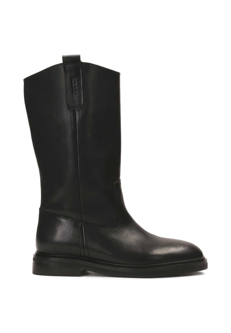 Stivale nero in pelle altezza ginocchio con una texture liscia, punta rotonda e un passante. Il design presenta cuciture minime e una suola spessa.