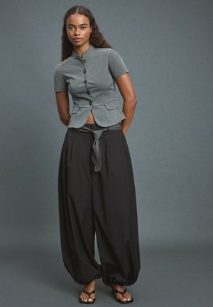 Stradivarius, VOLUMINOUS TIE-DETAIL SAROUEL TROUSERS - Pantalon classique - black