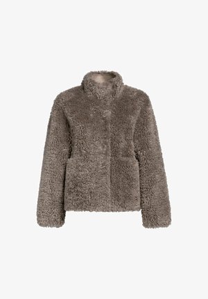 Sztuczna futrzana kurtka w jasnoszarym-brązowym kolorze, z wysokim kołnierzem, długimi rękawami oraz miękką, teksturowaną powierzchnią i dwiema kieszeniami z przodu.