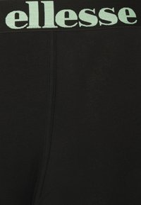 Svarta bomullsshorts med en mjuk midjeband som har ljus mintfärgad "ellesse" märkning. Slät textur utan synliga mönster.