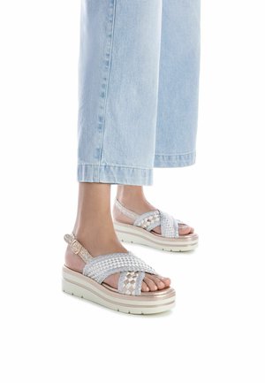 Sandalen met sleehak - beige