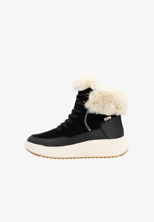 Zwarte hoge sneakers met een nepbont kraag, vetersluiting en een gerubberde zool met een witte platform. Opvallende ritsdetail aan de zijkant.