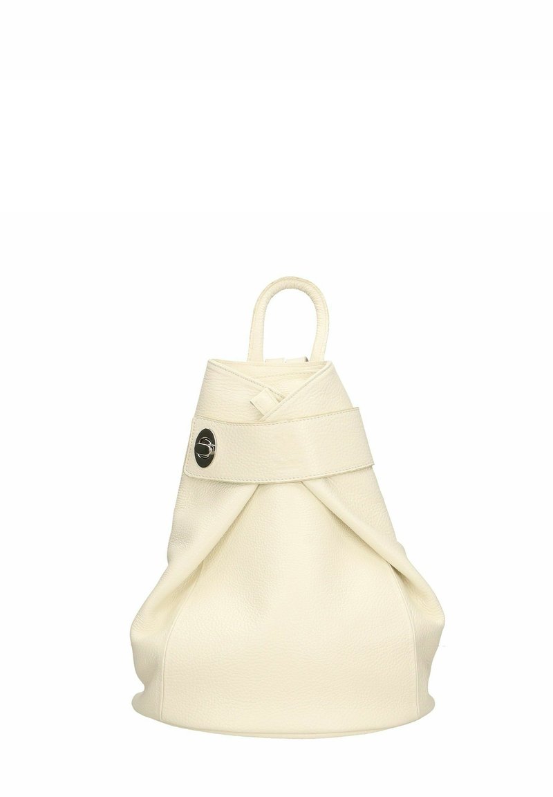 Vit läderväska med ett vikt design, rund handtag och en silverfärgad logotypdetalj. Mjuk textur och samlad form.