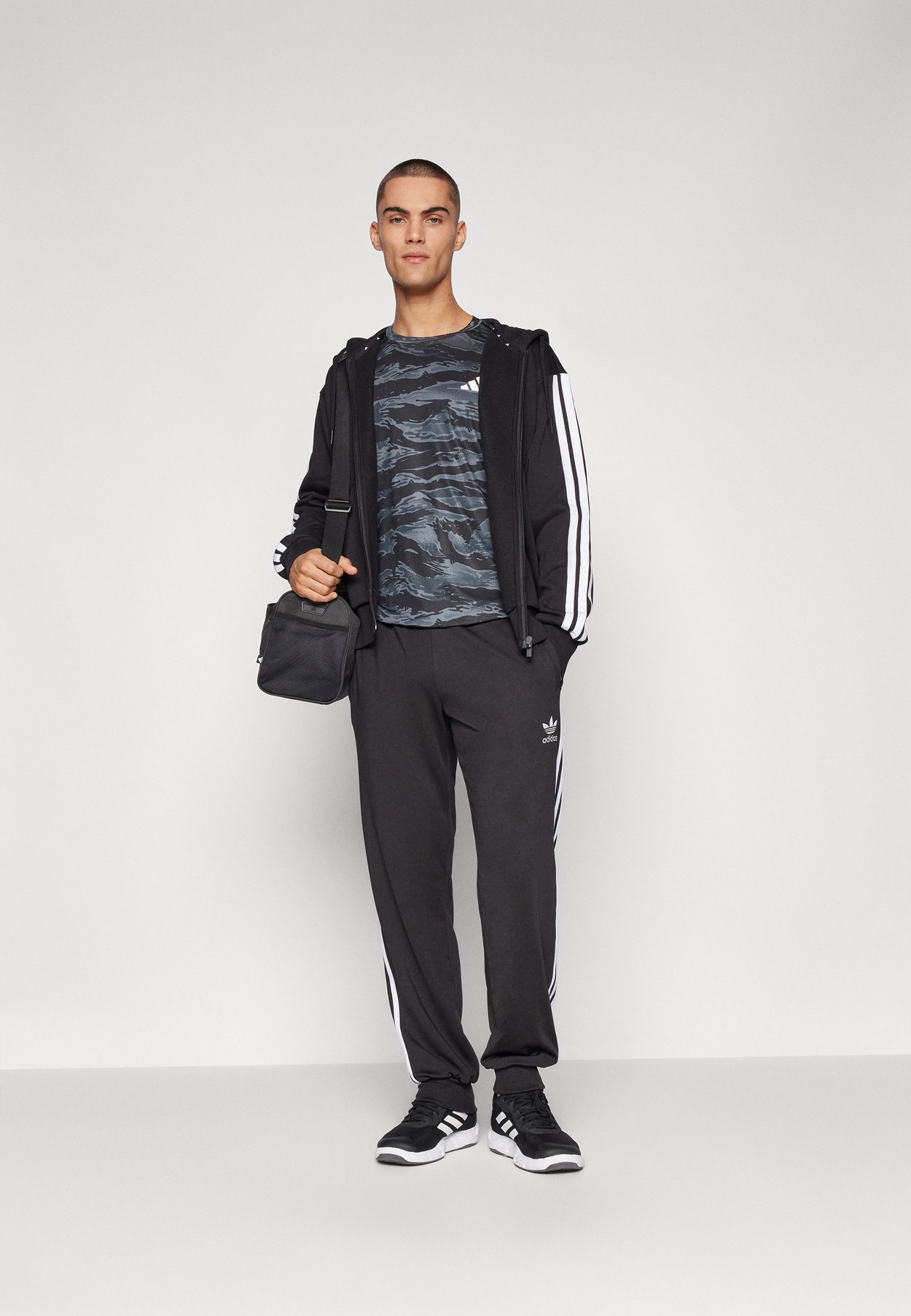 ESSENTIALS THREE STRIPES FLEECE