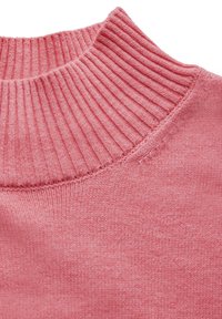 Pull léger rose avec un col côtelé, une texture douce et un design simple sans motifs ni embellissements supplémentaires.