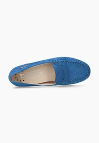 Mocassin bleu en peau de daim avec un extérieur lisse, des coutures décoratives et un bout arrondi. L'intérieur comporte de petits trous de ventilation.