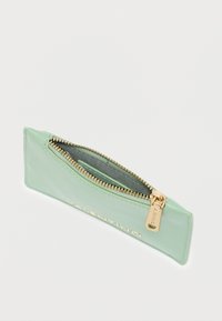 Πορτοφόλι μολυβιών από δέρμα σε μέντα πράσινο με χρυσλό φερμουάρ, με κομψό σχεδιασμό και διακριτικό λογότυπο στη μία πλευρά. Εσωτερικά επενδυμένο με ύφασμα σε αντίθετο χρώμα.