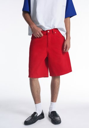 PULL&BEAR BERMUDA czerwony