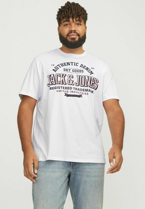 Bijela pamučna majica s velikim grafičkim printom s natpisom "JACK & JONES" u burgundiji i crnoj boji. Kratki rukavi i okrugli izrez.