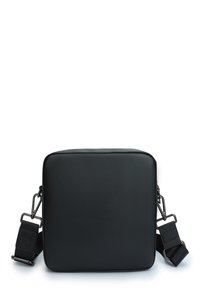 Borsa a tracolla sintetica nera di forma quadrata, con texture liscia, tracolla regolabile e hardware in metallo. Design minimalista senza motivi visibili.
