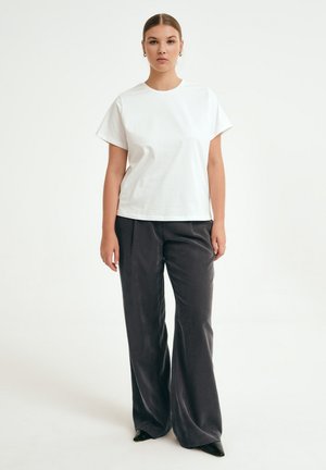 - T-shirt basic