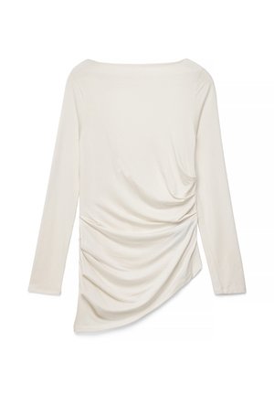 Krēmkrāsas garām piedurknēm tops ar laivas formas kakla izgriezumu un asimetriskām rušētām detaļām vienā pusē priekšpusē.