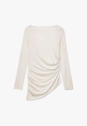 Kreemikas värvitoonis pikkade varrukatega särk paadikaelusega ja ruugitud detailiga, mis on esipooltel asümmeetriliselt ühelt poolt kogutud.