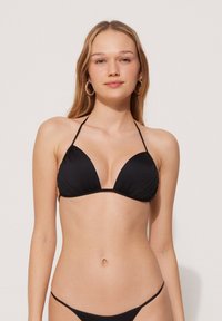 Czarny zestaw bikini z trójkątnym stanikiem na cienkich ramiączkach oraz dopasowanym dołem, wykonany z gładkiego, elastycznego materiału.