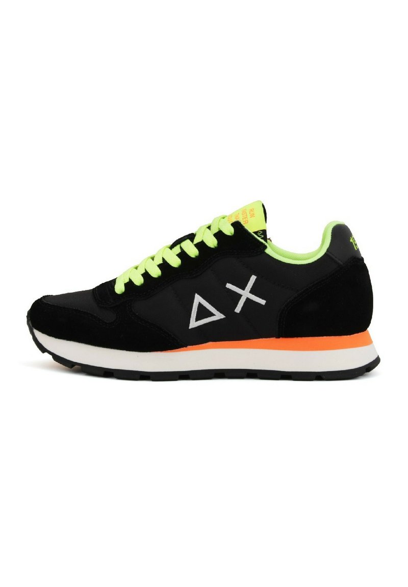 Sneaker in suede nero e rete con lacci e dettagli verde brillante, intersuola bianca e arancione, caratterizzata da un logo geometrico sul lato.