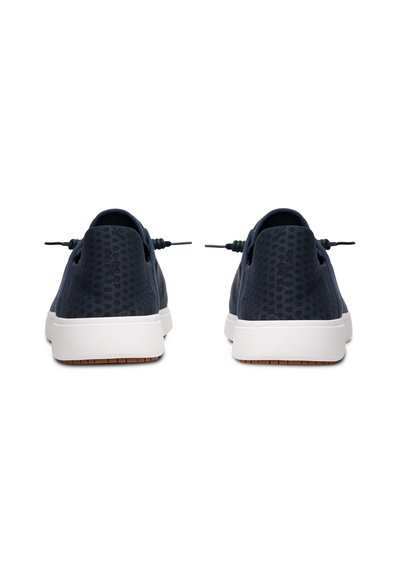 Námořnické tenisky s texturovanou síťovinou a bílou gumovou podrážkou. Mají nízký profil a nastavitelné tkaničky pro bezpečné uchycení.