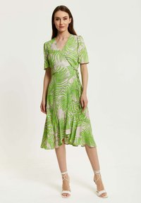 Liquorish TROPICAL PRINT MIDI WRAP  - Day dress - green