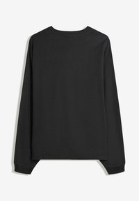 Chemise noire à manches longues avec col rond et poignets côtelés, vue de dos sur un fond blanc.