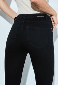 Lipsy Testhezálló fazon - solid black