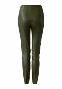 Olivengroene leren broek met een getailleerd ontwerp, voorzien van een gladde textuur en naden aan de voorkant en achterkant voor een verzorgde uitstraling.